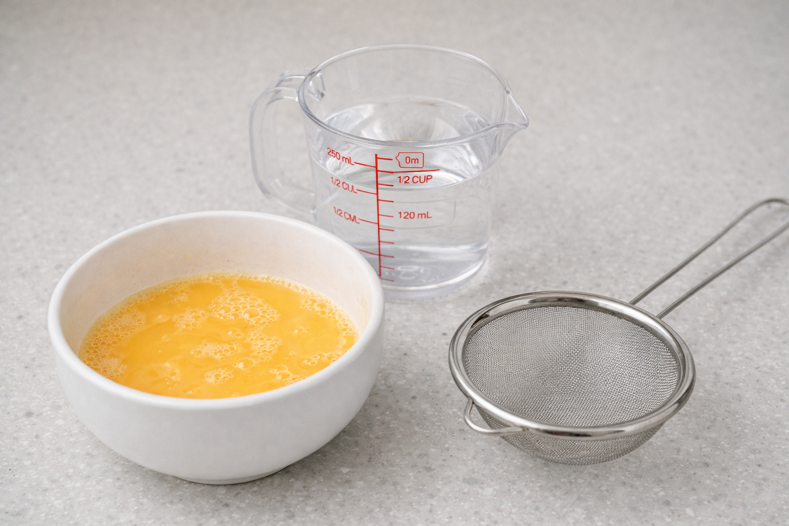 전자레인지 계란찜을 만들기 위해 계란물과 물 비율을 준비하는 모습