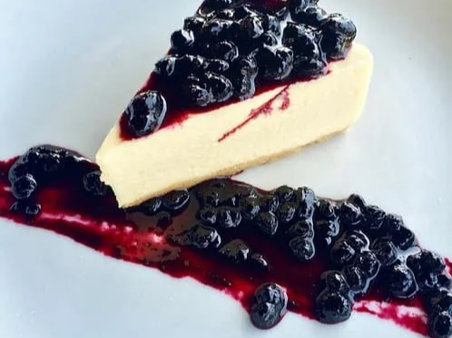 조각케이크 위 냉동 블루베리