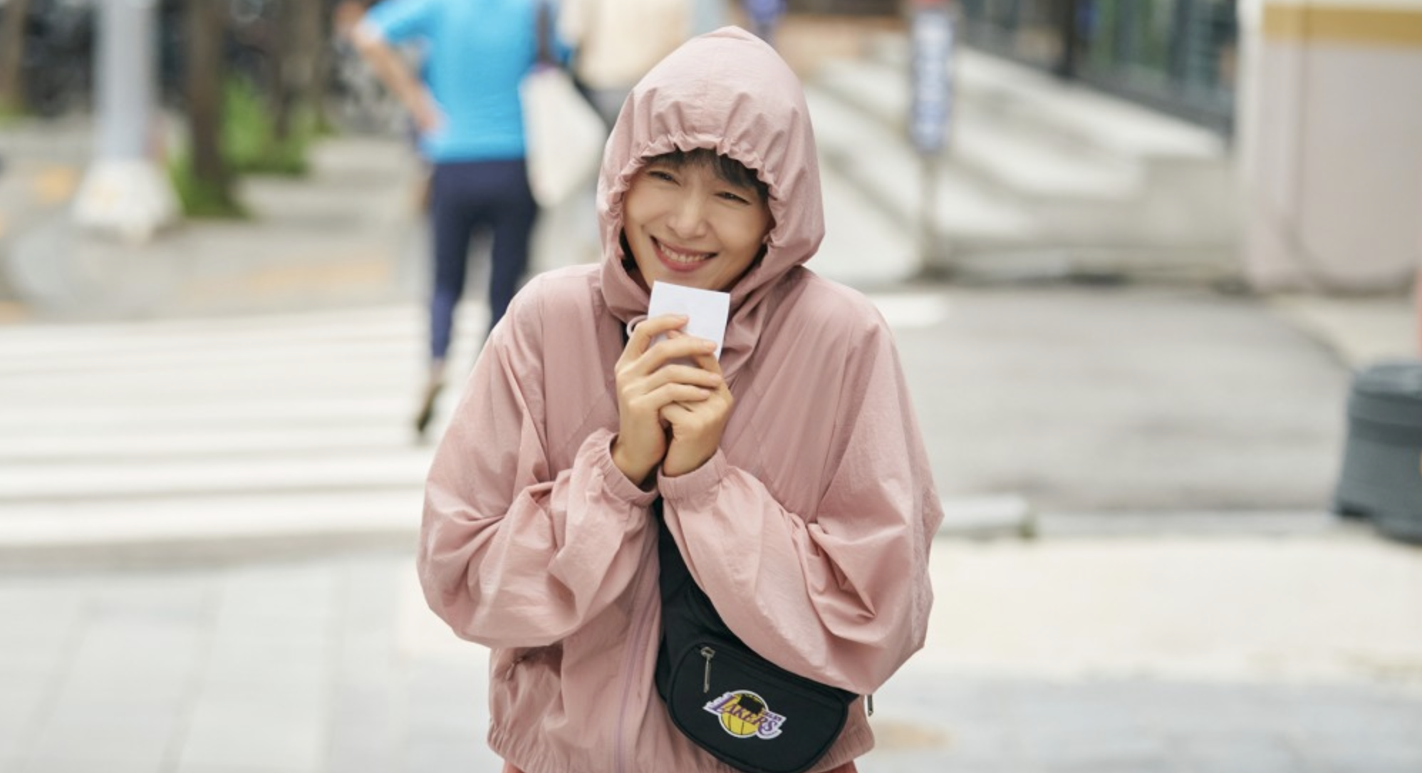 드라마 일타 스캔들의 한 장면.
주인공 남행선이 학원 등록표를 마지막으로 손에 넣고 좋아하고 있는 표정이다.