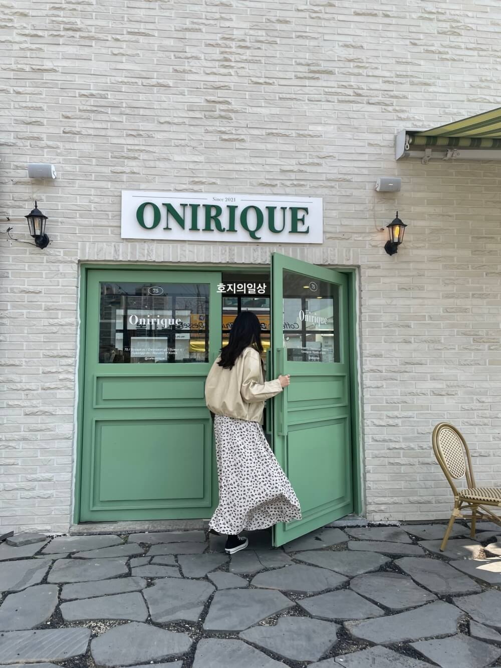 수원 고색역 카페 오니리크 - 매장 출입문 모습