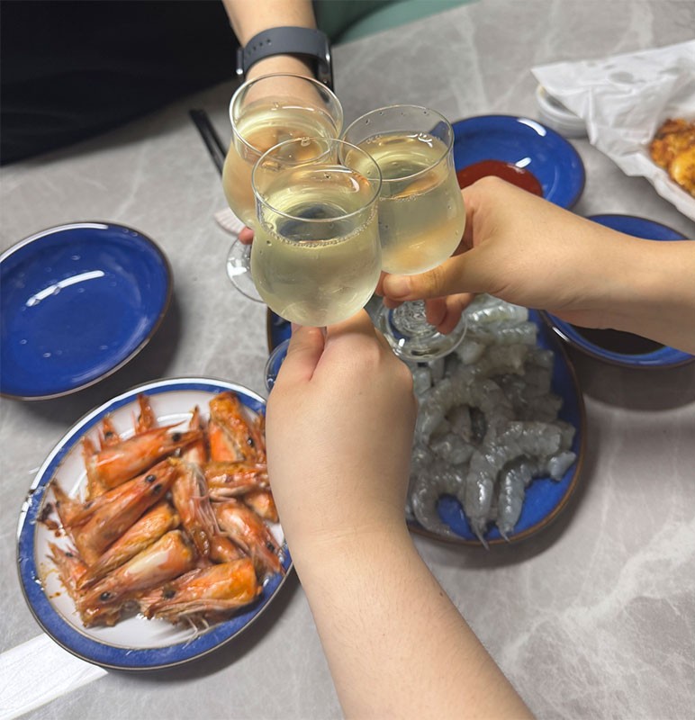 생새우 회와 새우 머리 구이, 화이트 와인 한 잔의 조화