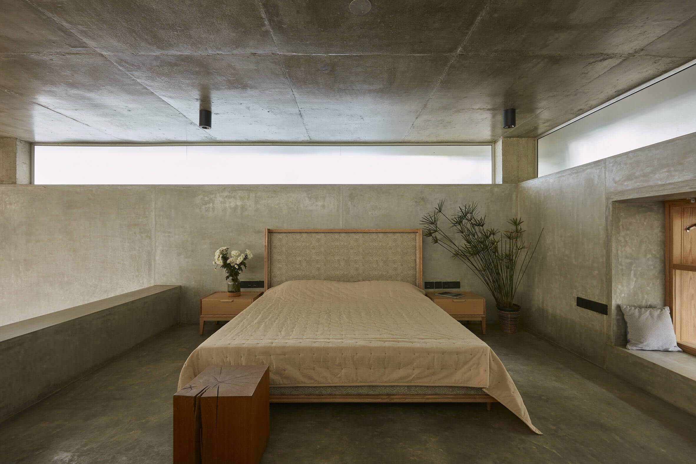 원목프레임-침구가-있는-미니멀리즘-인테리어