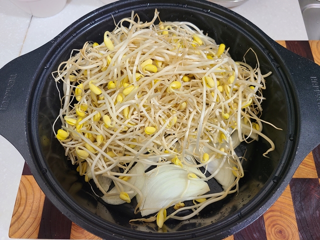 채썰은 양파위에 콩나물