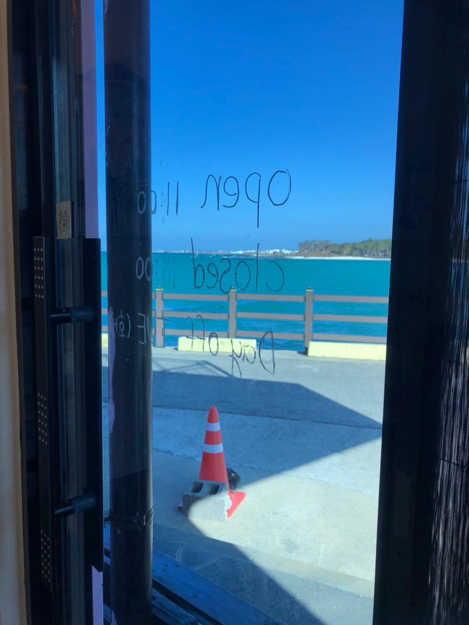 금능샌드-유리창에-비친-금능해변