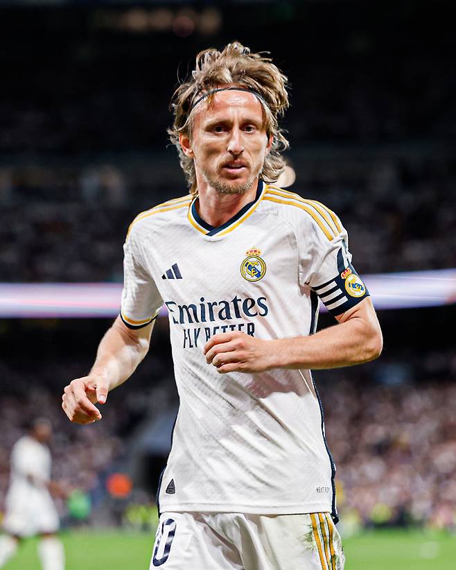 레알-마드리드에서-경기에-집중하는-루카모드리치