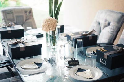 테이블에 놓은 승진 선물