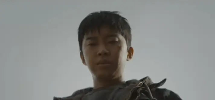 회색하늘 침울한 표정을 짓고있는 임영웅