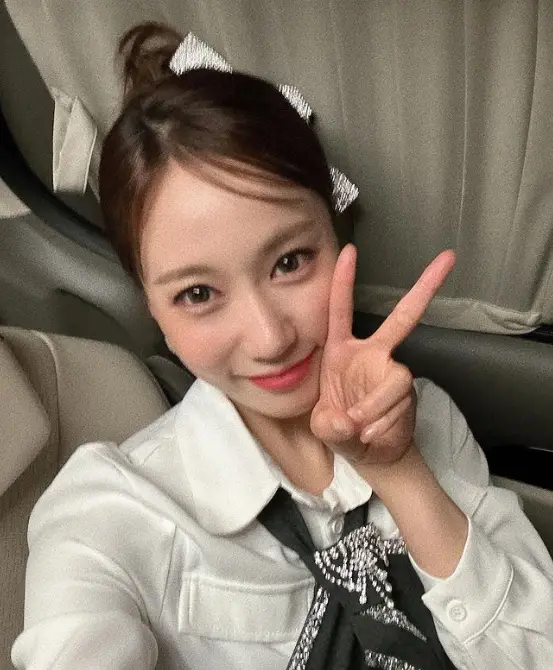 현역가왕- 흰색블라우스 왼손으로 V자를 그리며 셀카를 찍고 있는 별사랑