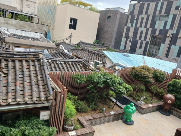 안녕인사동 건물 밖 한옥집