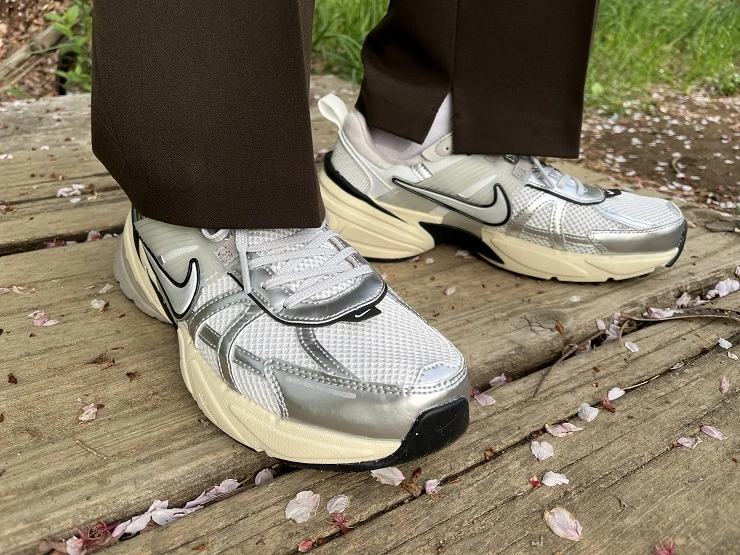 나이키 V2K 런 써밋 화이트 메탈릭 실버