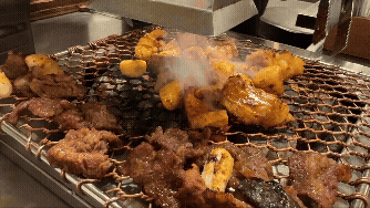 세광양대창 정자점 대창 구이 GIF &mdash; 불판 위에서 대창과 갈비살이 지글지글 익으며 연기가 피어오르는 장면. 분당 정자동 대창 맛집 분위기