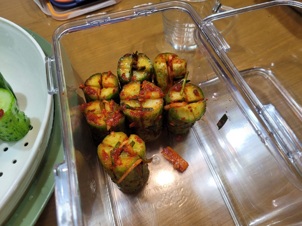 김치통에 담은 오이소박이