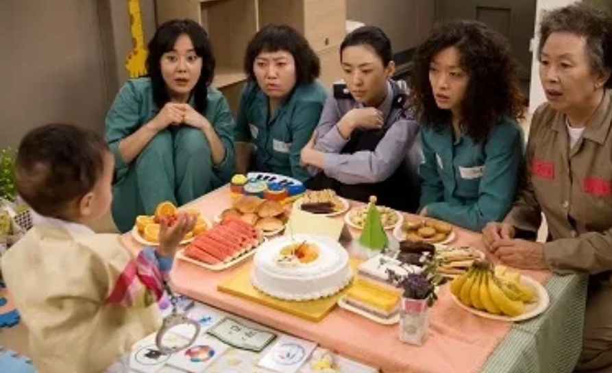 교도소에서 낳은 애기의 돌잔치 모습