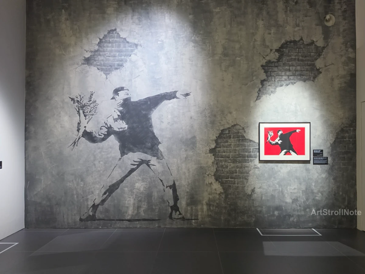 꽃을 던지는 남자_by Banksy_2003-ArtStrollNote