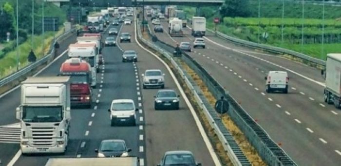 고속도로를 주행 중인 다양한 차량과 트럭들 모습