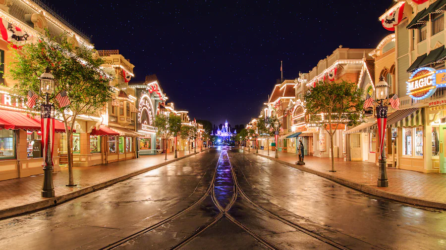 Disneyland Park 애너하임의 Main Street, U.S.A. 전경 &ndash; 1900년대 초 미국 소도시를 이상화한 공간 설계가 디즈니 파크의 감정적 출발점을 형성한다.