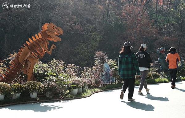 아름답게 꾸며진 화단과 공룡 조형물 등은 홍제천 걷는 길을 더욱 유쾌하게 만들어 주었다. ⓒ김아름