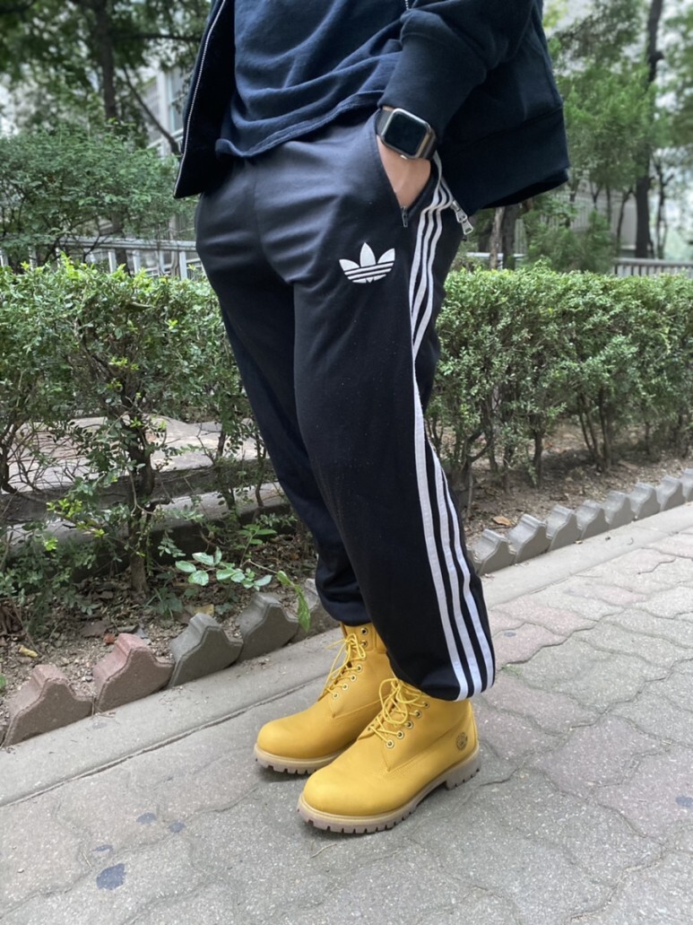 데일리 룩(오뭘입)_무신사스탠다드 후드티, 강경원 레전드티셔츠, 아디다스트레이닝팬츠, 팀버랜드워커 미디엄옐로우, 코디, OOTD