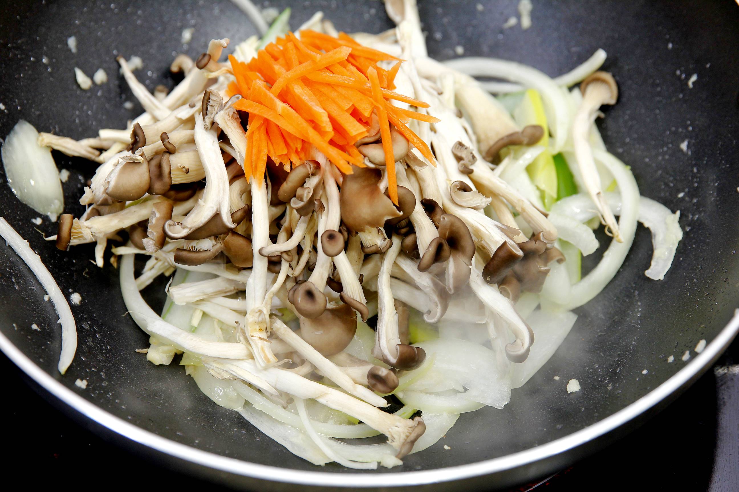 팬에 야채와 느타리버섯 볶기