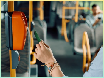 대중 교통을 이용하는 동안 전자 카드를 사용하는 여성을 가까이 하십시오.