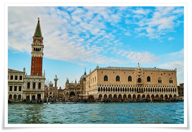 청명한 하늘 아래 왼쪽으로는 우뚝선 산 마르코 종탑이 있고, 오른쪽에는 고딕양식의 웅장한 도제의 궁전이 강을 따라 기둥이 아치모양으로 길게 푸른 물결 위에 비치고 있다
