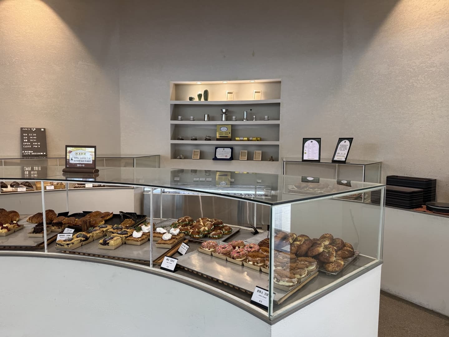 미음에는_다양한_종류의_맛있는_빵도_많아요_뒷줄_에도_맛있는_빵이_많아요