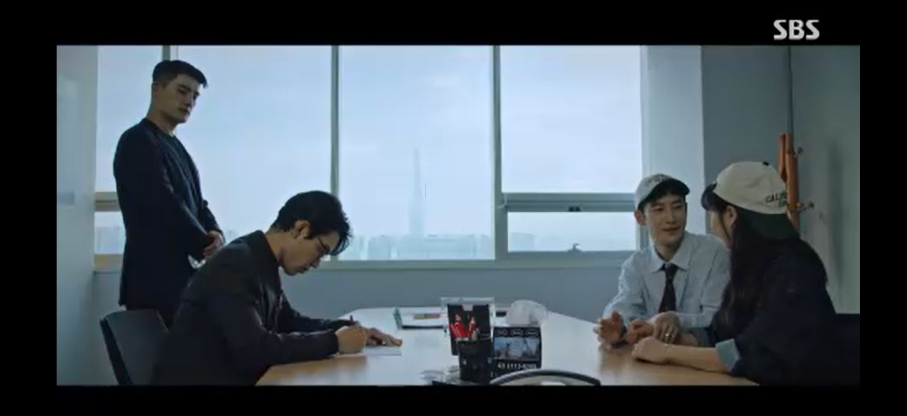 모범택시 시즌2 도기와 고은은 다시 강프로를 만나 면담하고 있다.