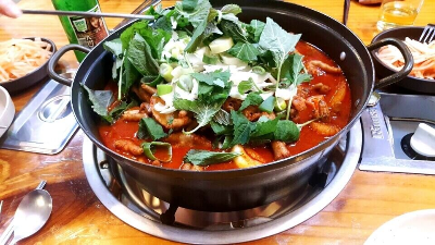 닭도리탕 위에 얹혀져 있는 야채