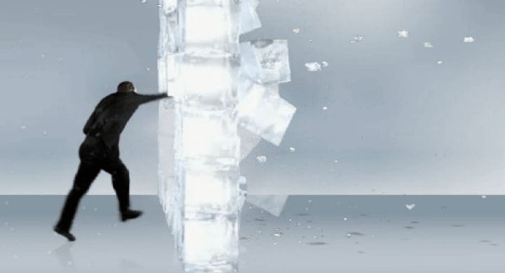 막혀있는-얼음벽을-주먹으로-부수는-장면