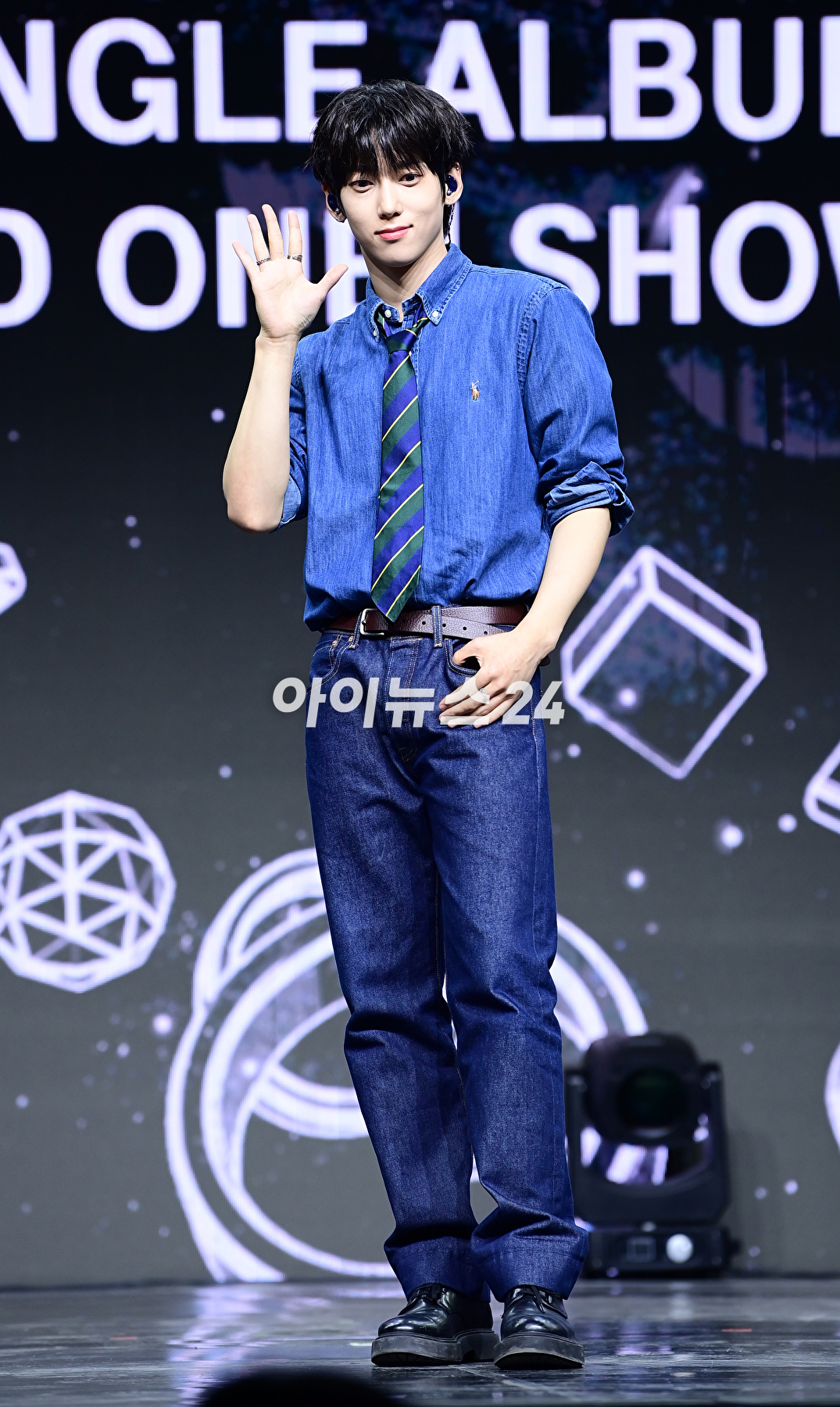 그룹 앰퍼샌드원 나캠든가 15일 서울 용산구 한남동 블루스퀘어 마스터카드홀에서 열린 앰퍼샌드원(AMPERS&ONE) 데뷔 싱글 앨범 'AMPERSAND ONE' 발매 기념 프레스 쇼케이스에서 포즈를 취하고 있다. [사진=정소희 기자]