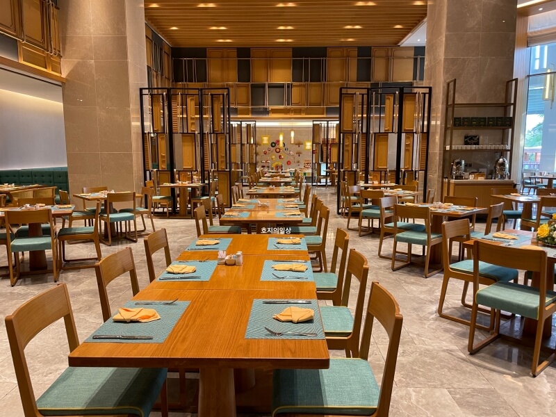 나트랑 모벤픽 깜란 - 파노라마 조식당 대규모 좌석