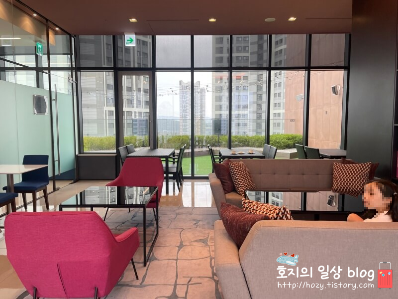 코트야드 메리어트 수원 라운지 전경
