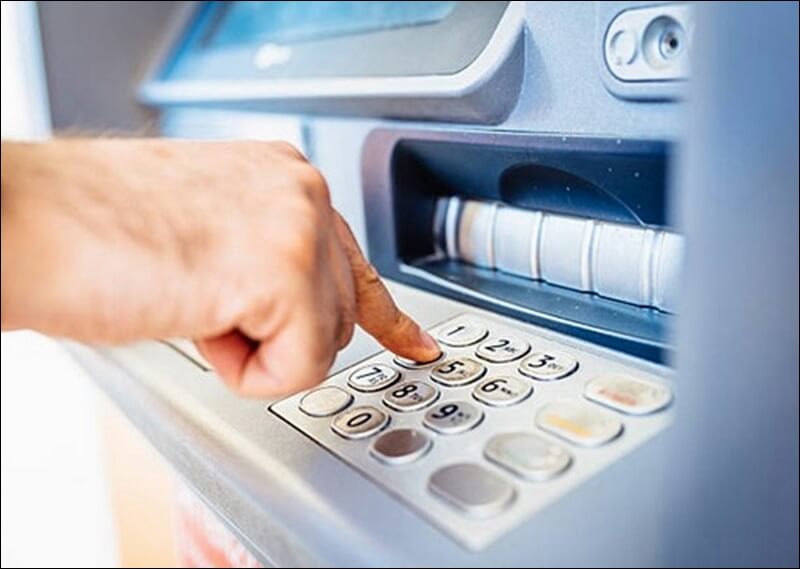 현금인출기 비밀번호를 손으로 누르고 있는 사진