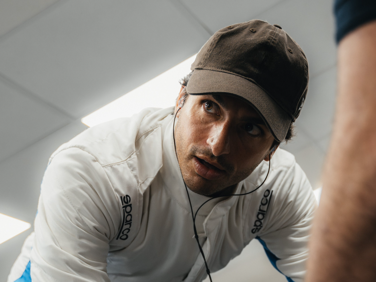 FW48을 내부 테스트 중인 카를로스 사인스