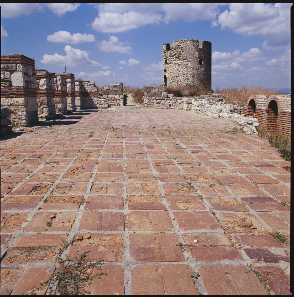 유네스코세계문
시간이 멈춘 마을, 헝가리 홀로쾨(Hollókő) 여행 완벽 가이드! 🇭🇺✨안녕하세요, 잡학다식(雜學多識)입니다. 바쁜 도시 생활, 끝없이 돌아가는 현대 사회 속에서 잠시 벗어나 한 박자 느리게,
yubinsarang.com
3. 네세바르에서 꼭 봐야 할 명소 BEST 5 🏰✨
| 명소 | 특징 |
| 성 소피아 교회 | 5세기 건립, ‘왕립 교회’라 불리며 마을의 상징 |
| 성 스테판 교회 | 11~18세기 벽화와 아이콘이 남아있는 흑해 연안 최고의 미술관 |
| 성 요한 세례자 교회 | 원형 돔 구조와 독특한 채광, 내벽의 고대 벽화로 유명 |
| 성 파라스케바 교회 | 외벽의 아치와 적벽돌 장식이 인상적, 소규모 안뜰이 그림처럼 예쁘다 |
| 고대 성벽과 요새 | 반도 입구에 남은 로마—비잔틴—불가리아 겹겹의 역사유산 |
![유네스코 세계문화유산 네세바르 불가리아 헬레니즘 고대도시