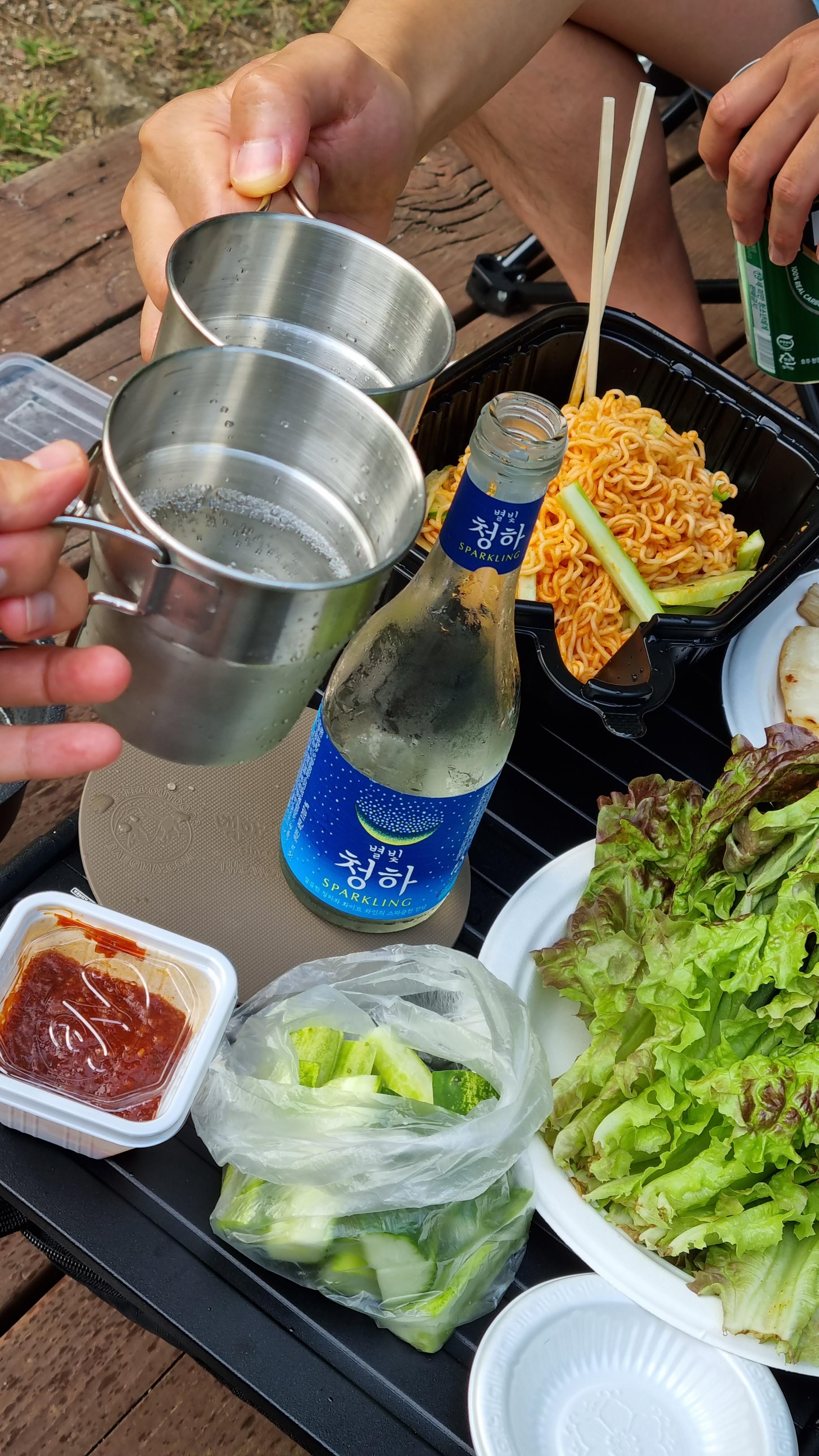 캠핑 비빔면
