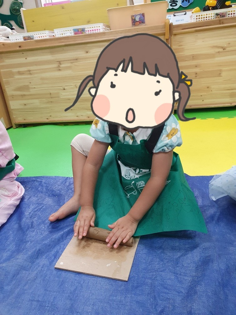 흙놀이 체험을 하는 아이