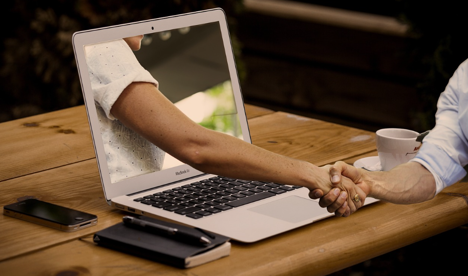 가상 인플루언서가 실제 소비에 미치는 영향