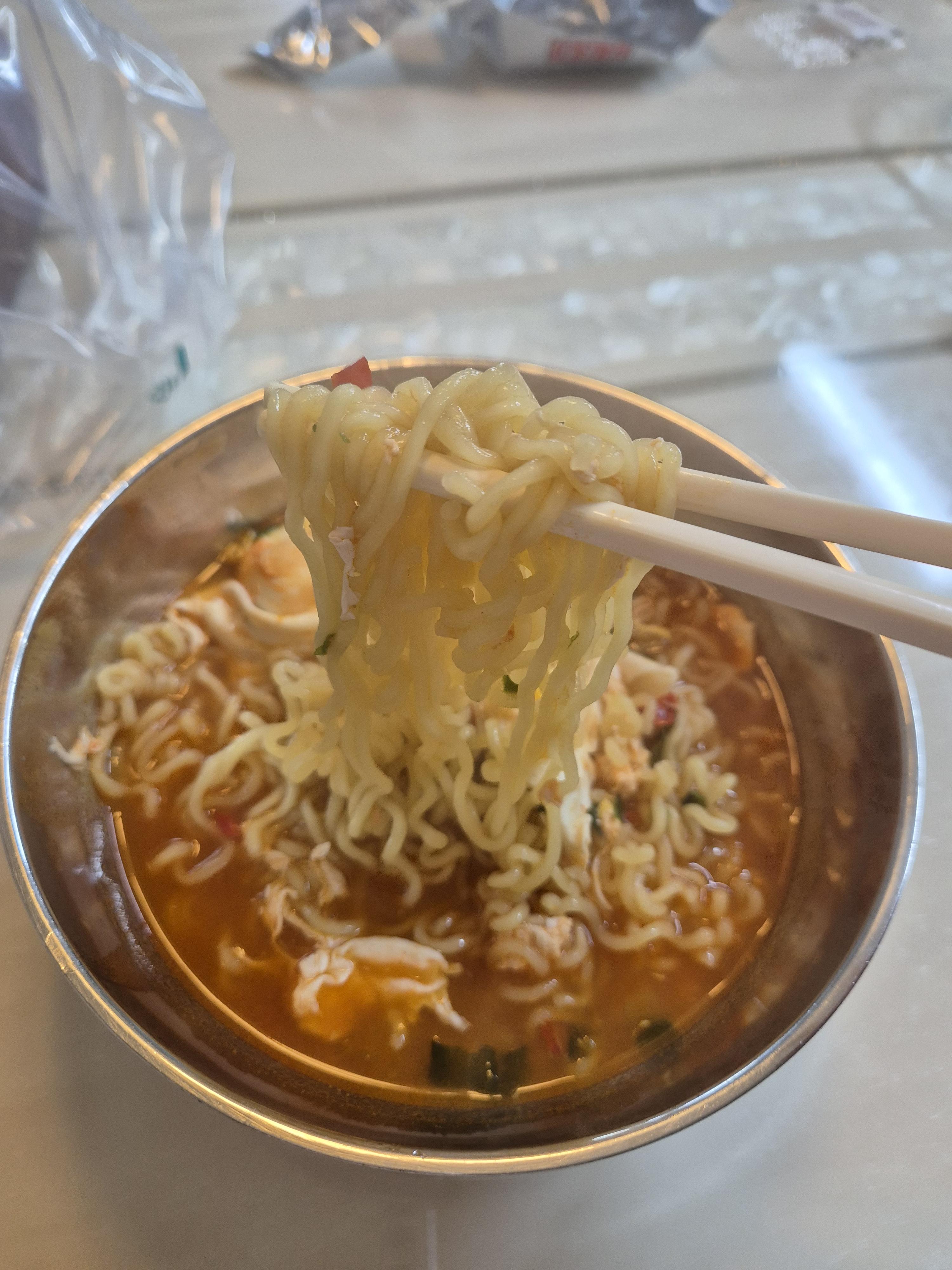 면도 적당히 꼬들거리게 끓여줘야함.