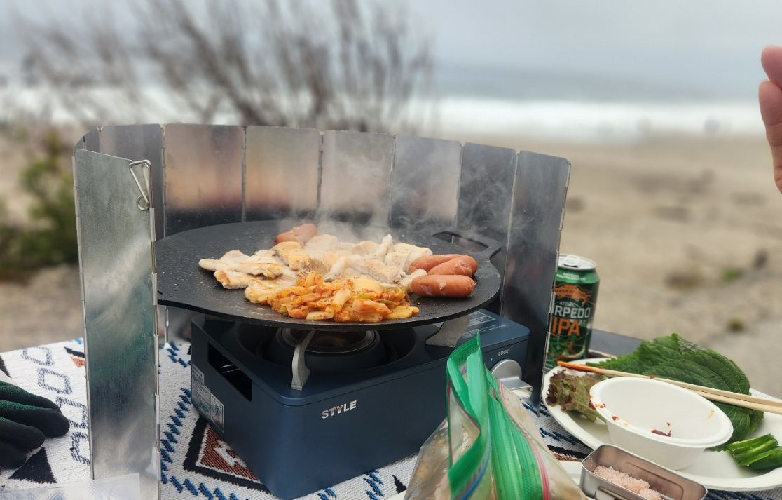 가스버너+ 팬위에서 삼겹살과 김치가 구워지는 이미지