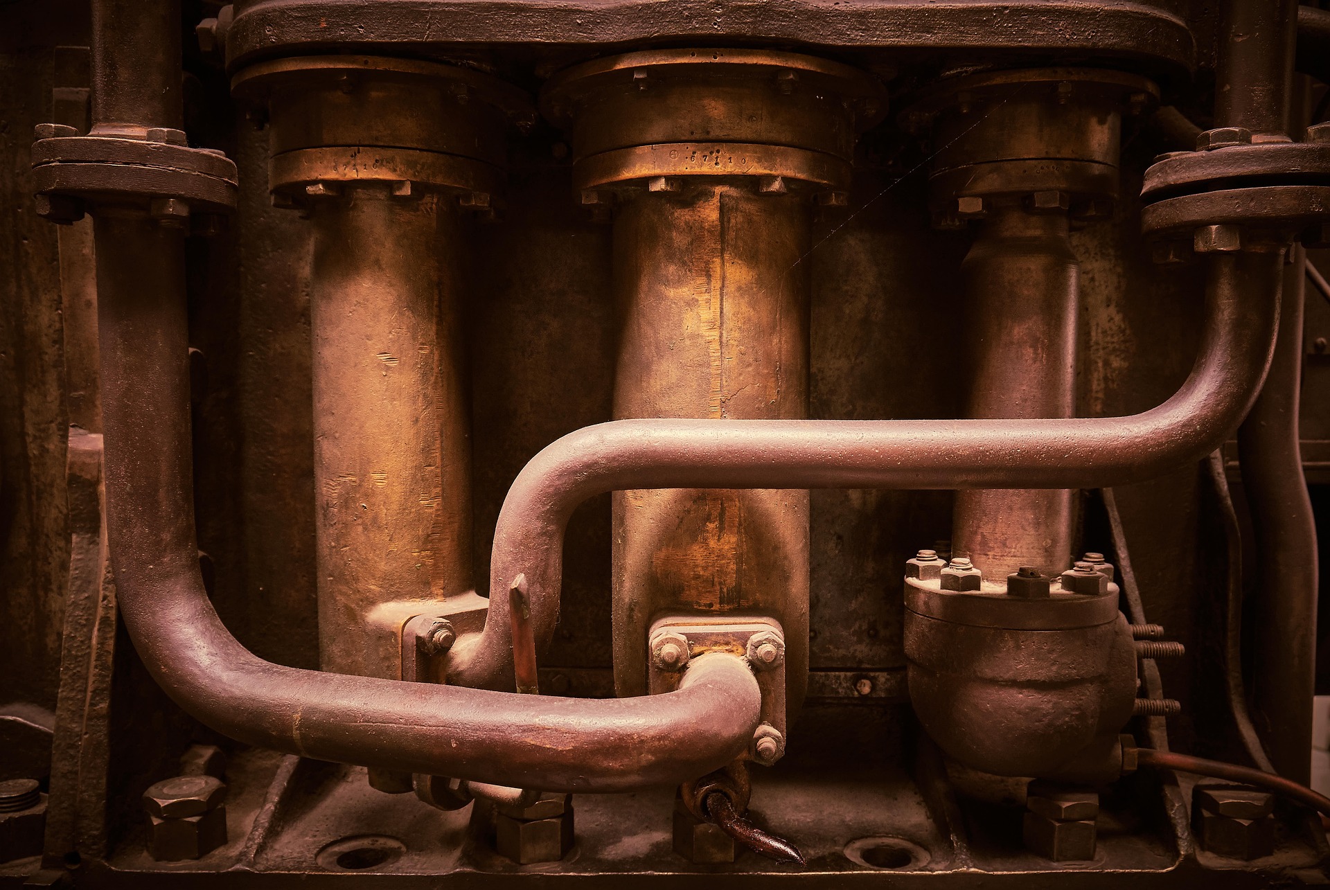 오렌지빛 파이프라인이 얽혀 있는 모습