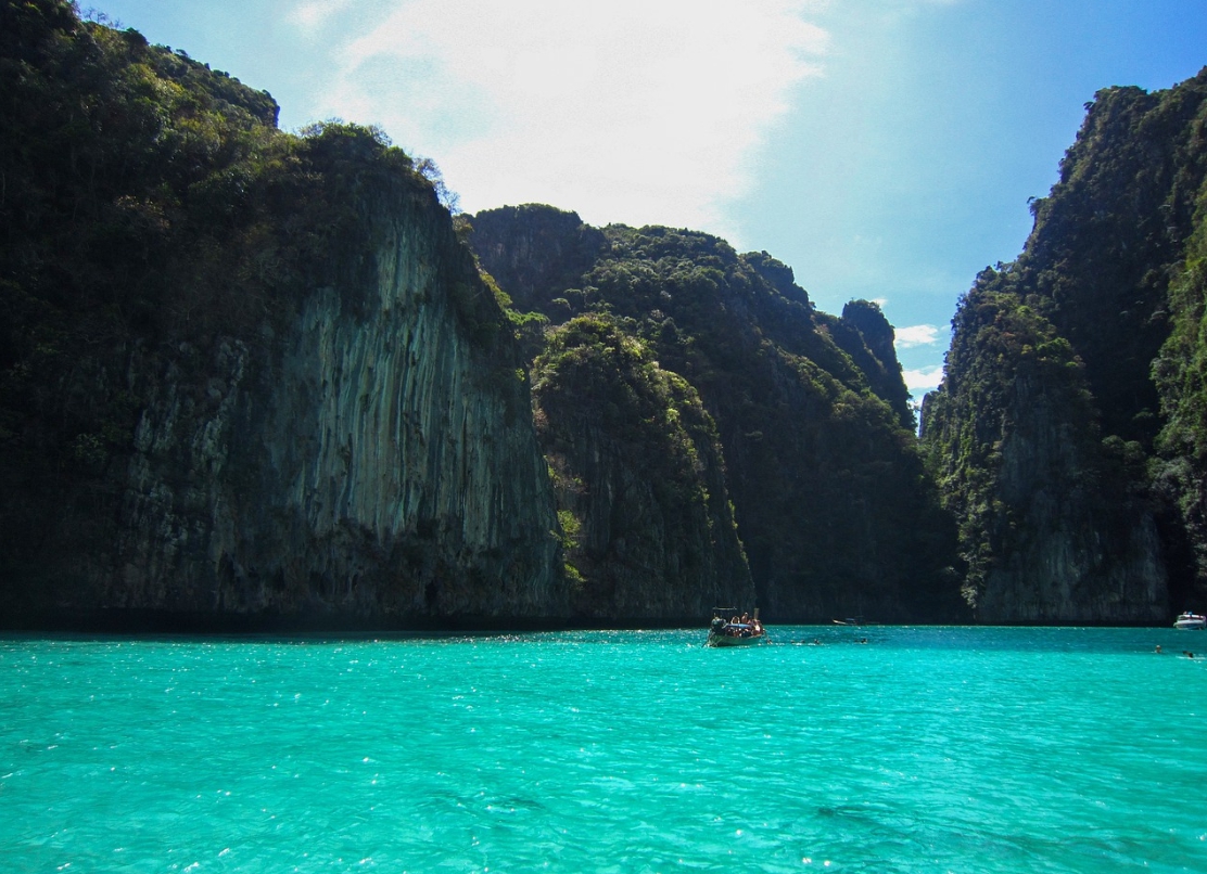 피피섬 바다와 하늘 산 그리고 배