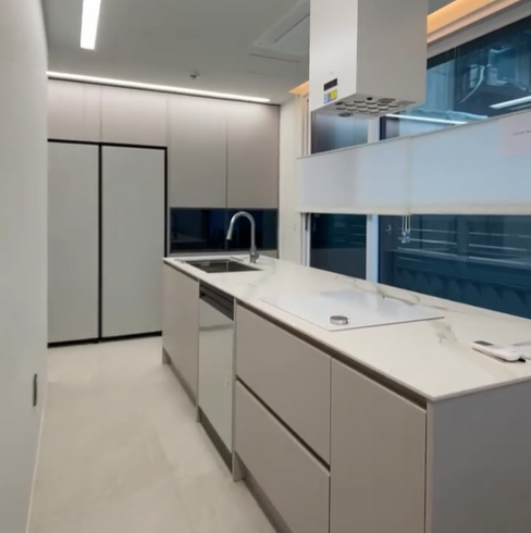 주방 옵션이 잘 되어 있고 냉장고도 붙밖이로 되어 있어 인테리어로도 한목한다