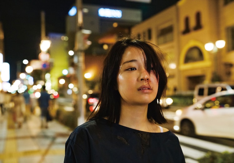 피를 흘리며 거리를 걸어가는 여자