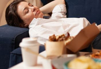 식후-바로-누운-여성-사진