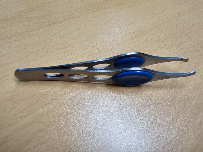 테이블위에-놓인-쪽집게