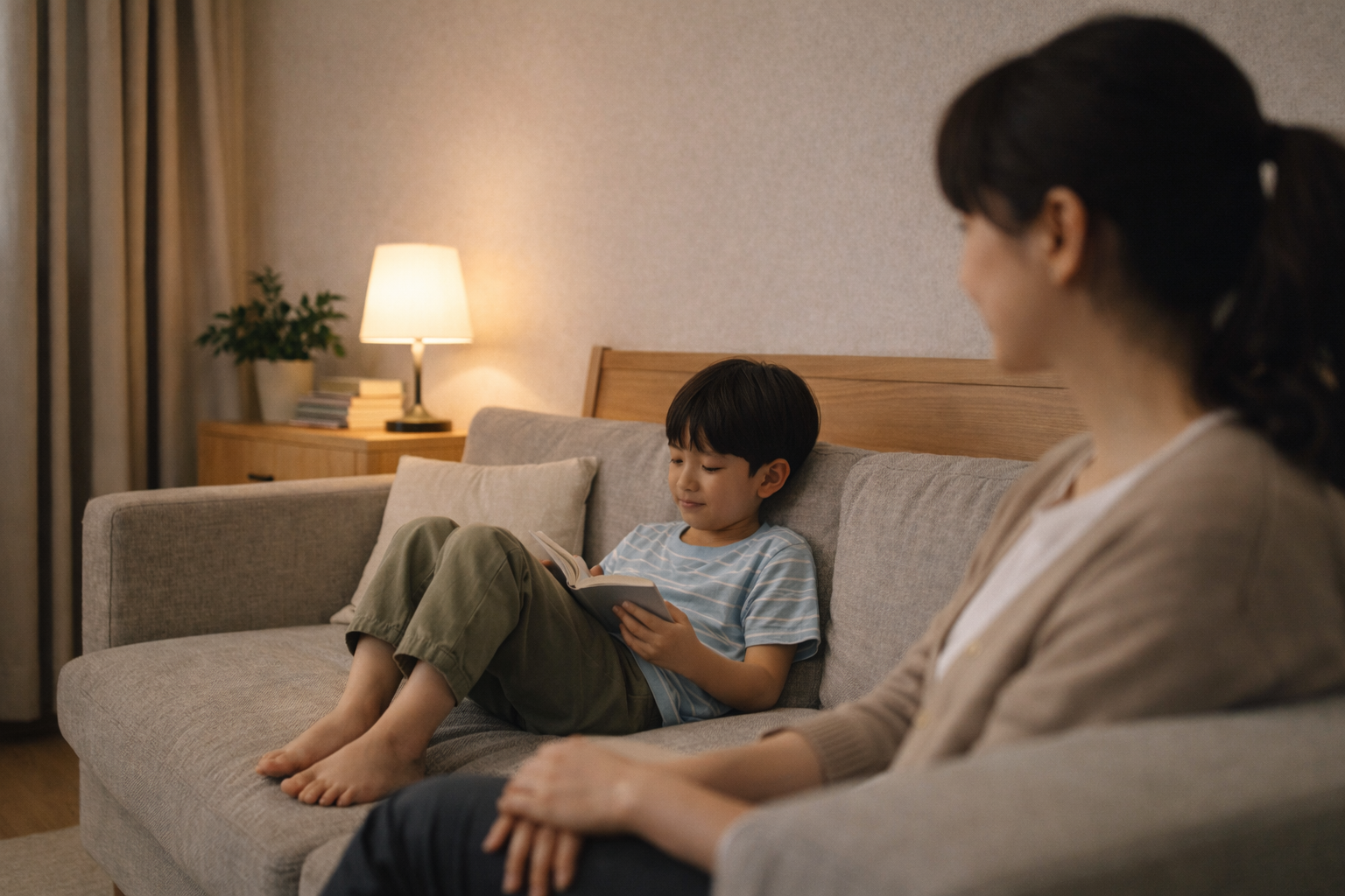 집에서 같은 공간에 머물며 조용한 시간을 보내는 부모와 아이의 모습