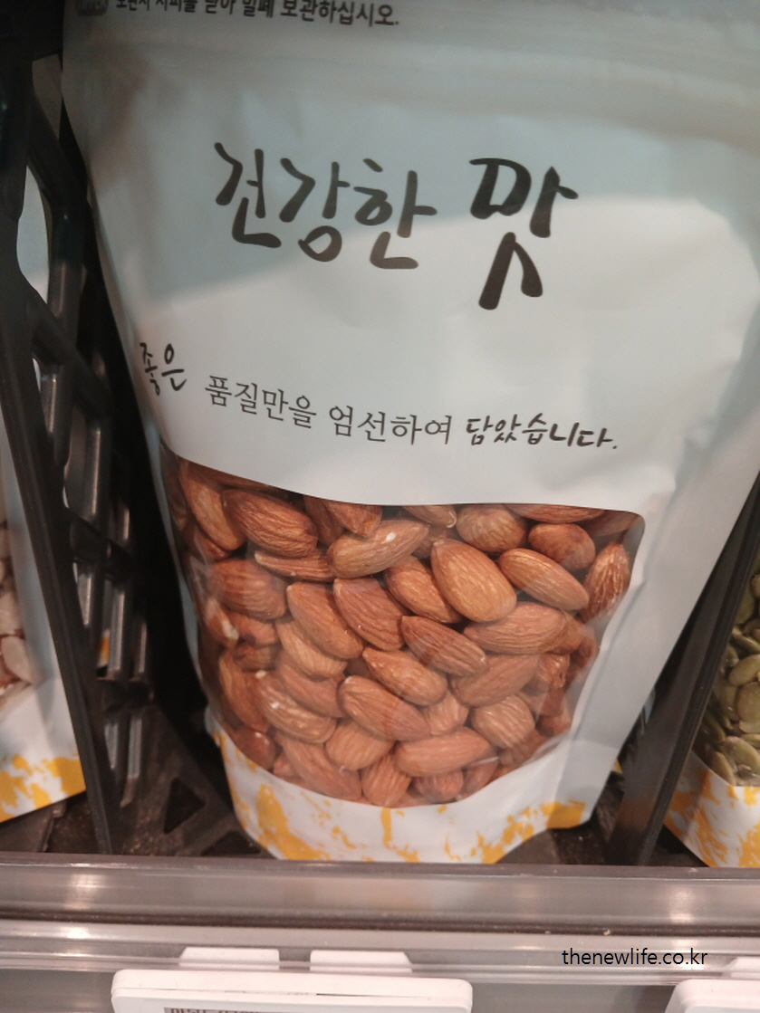 견과류 다이어트 후기 – 건강한 맛 문구가 인쇄된 아몬드 제품 포장