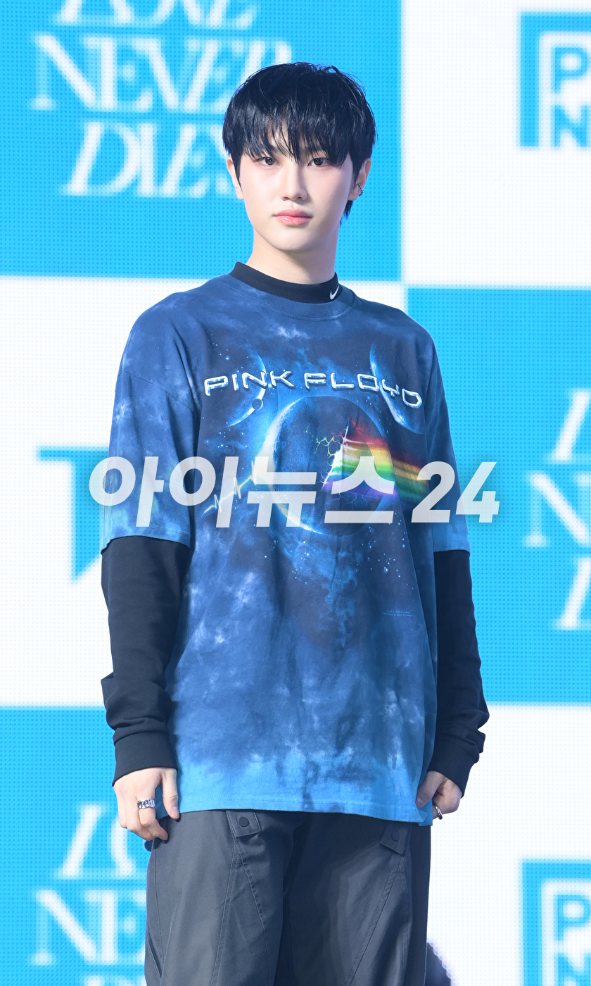 그룹 티엔엑스(TNX)가 15일 오후 서울 용산구 블루스퀘어에서 열린 TNX의 두 번째 미니앨범 &#39;러브 네버 다이즈(Love Never Dies)&#39; 쇼케이스에서 포토타임을 갖고 있다.