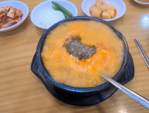 창원 맛집 용호동 할매순대국 얼큰순대국(특)이 뚝배기에서 보글보글 끓고 있습니다